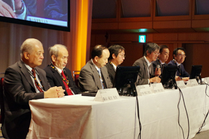 CT部門審査員。左から森山紀之 氏（東京ミッドタウンクリニック），片田和広 氏（藤田保健衛生大学），栗林幸夫 氏（慶應義塾大学），吉岡邦浩 氏（岩手医科大学），辻岡勝美 氏（藤田保健衛生大学），吉川秀司 氏（大阪医科大学附属病院），山口隆義 氏（北海道社会保険病院）