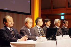 MR部門審査員。左から似鳥俊明 氏（杏林大学），大友　邦 氏（東京大学），扇　和之 氏（日本赤十字社医療センター），小林邦典 氏（杏林大学），川光秀昭 氏（神戸大学医学部附属病院），和田博文 氏（済生会熊本病院）