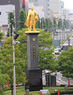 岐阜駅前広場で訪問者を迎える金の織田信長公像