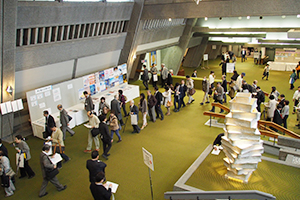 学術講演の会場ではあちらこちらに行列が見られた