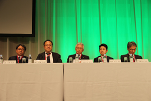 超音波部門審査員。右から伊藤　浩 氏（岡山大学），瀬尾由広 氏（筑波大学），松尾　汎 氏（松尾クリニックほか），濵口浩敏 氏（北播磨総合医療センター），畠　二郎 氏（川崎医科大学）