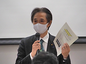 見学会で経過を説明する畦元将吾氏