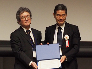 押尾晃一氏（順天堂大学）（写真左）への感謝状の贈呈