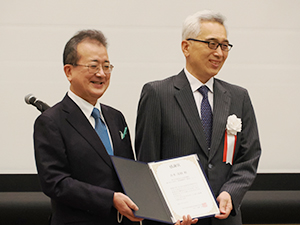 青木茂樹 氏（順天堂大学）（写真左）と長縄大会長