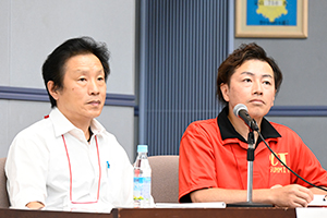 シンポジウム座長：大沢氏（写真左），大村知己氏（秋田県立循環器・脳脊髄センター）