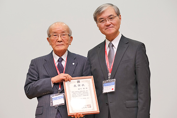 CAS Young Investigator Awardへの支援に対し，猪俣　博氏に感謝状を贈呈